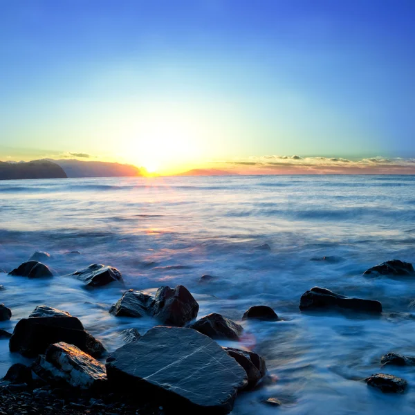 De manhã cedo em uma costa do mar — Fotografia de Stock