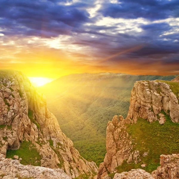 Coucher de soleil dans une montagne — Photo