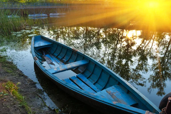 Pequeno barco em um rio da tarde — Fotografia de Stock