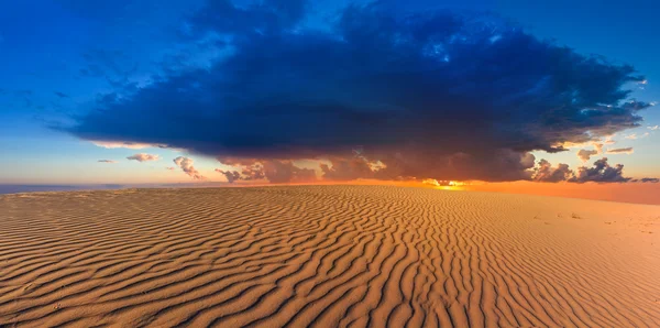Matahari terbenam dramatis di antara gurun — Stok Foto