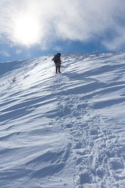 uzun yürüyüşe çıkan kimse kış dağlar arasında