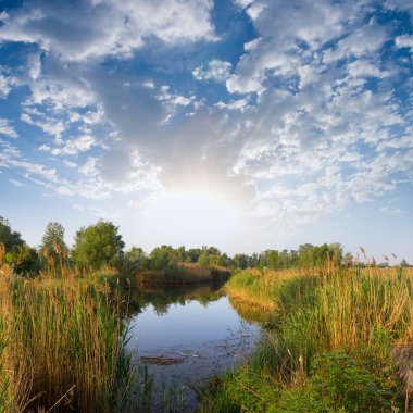 EarlyMorning sessiz nehir üzerinde