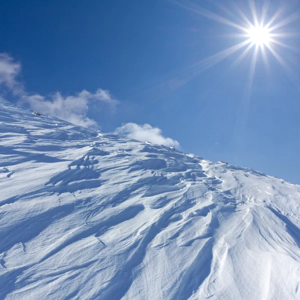 斜面積雪の鉱山機械 — ストック写真