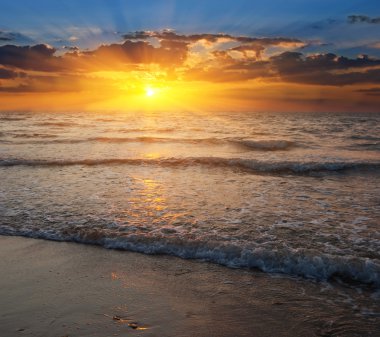 günbatımı üzerinde bir deniz