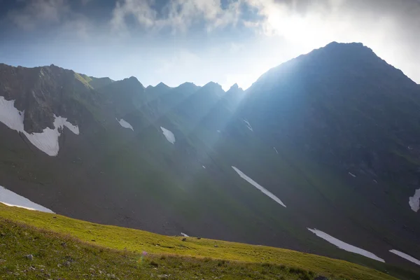 Bergtal in einem Sonnenstrahl — Stockfoto