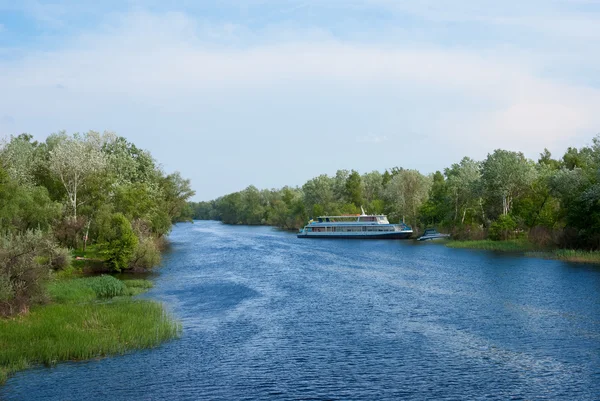 川沿いに小さな船 — ストック写真