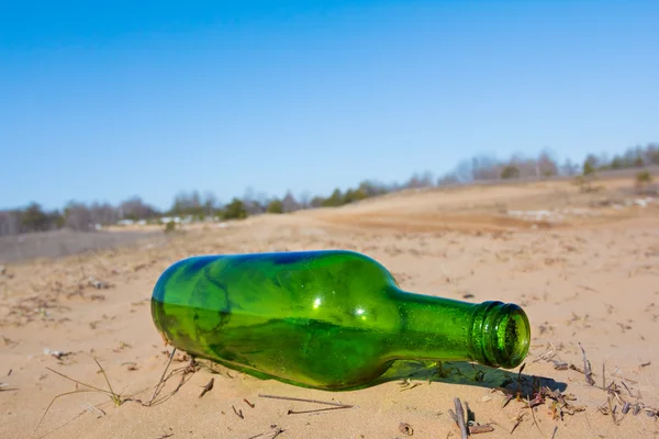 Gröna flaskan på en sand — Stockfoto