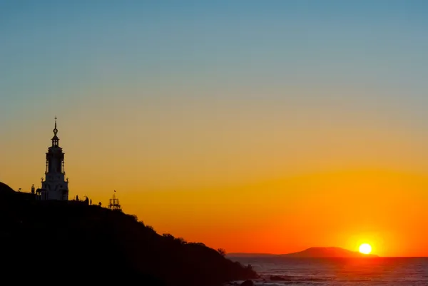 Christelijk tempel silhouet op een zonsopgang-achtergrond — Stockfoto