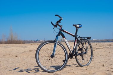 bir kum üzerinde bisiklet