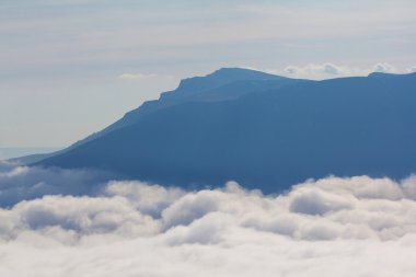 yoğun bulutlar arasında dağ yamacı
