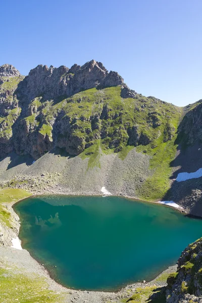 Emerald lake in een bergen — Stockfoto