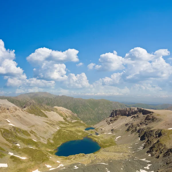 Bir Dağları'nda küçük bir göl — Stok fotoğraf