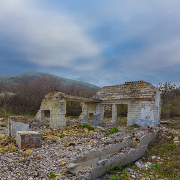 Old ruins in a mountain valley — Stock Photo, Image