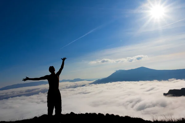 El hombre se queda en una cima de montaje — Foto de Stock