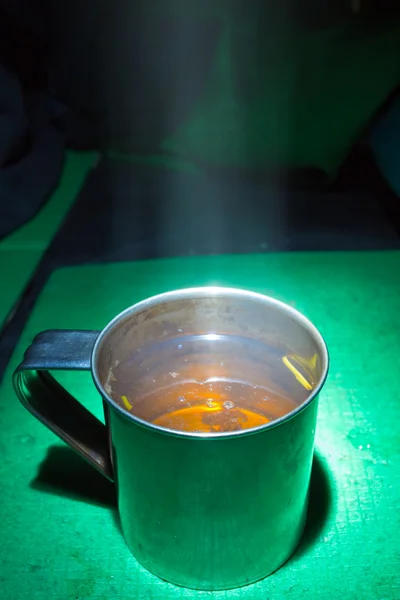 Ένα φλυτζάνι τσάι σε σκούρο φόντο — Φωτογραφία Αρχείου