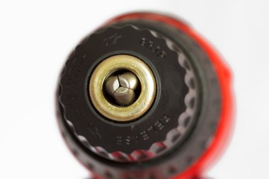 beyaz zemin üzerine kırmızı portre elektrikli matkap