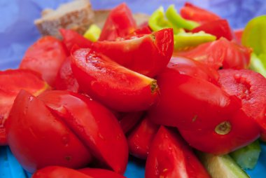 bir tabak üzerinde domates