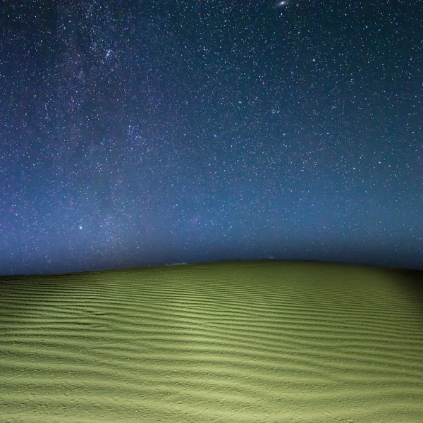 Piaszczysta pustynia w gwiaździstą noc — Zdjęcie stockowe
