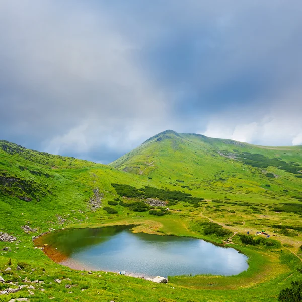 Piccolo lago in una verde valle di montagna — Foto Stock