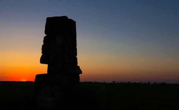 Starý památník siluetu na pozadí oblohy ráno — Stock fotografie