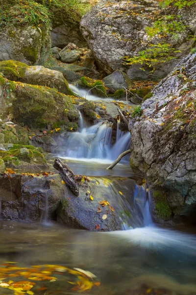 Hermosas cascadas de agua de primer plano —  Fotos de Stock