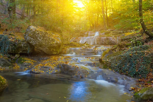 Güneş ışınlarının nehirde dağ — Stok fotoğraf