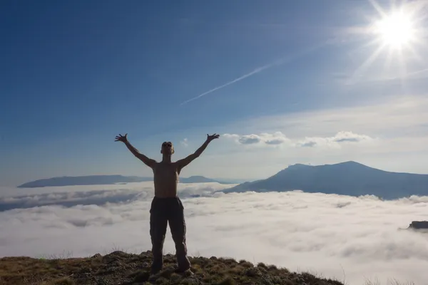 Silhueta de homem feliz em um topo de montagem — Fotografia de Stock