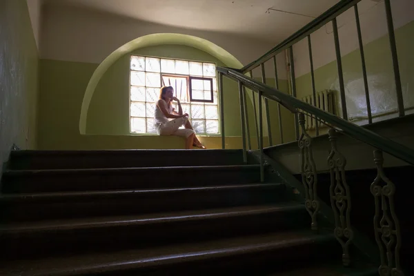 Chica sentarse cerca de una ventana — Foto de Stock