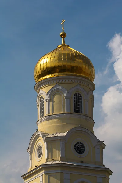 Křesťanský kostel na pozadí modré oblohy — Stock fotografie