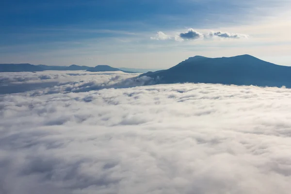 Monte silhueta sobre nuvens densas — Fotografia de Stock