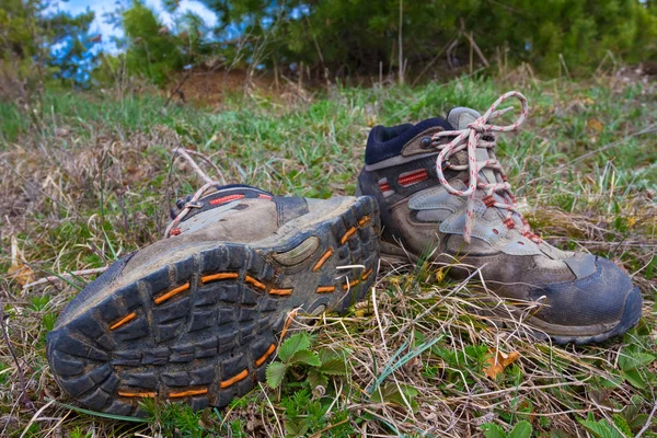 Par de botas turísticas en una hierba —  Fotos de Stock