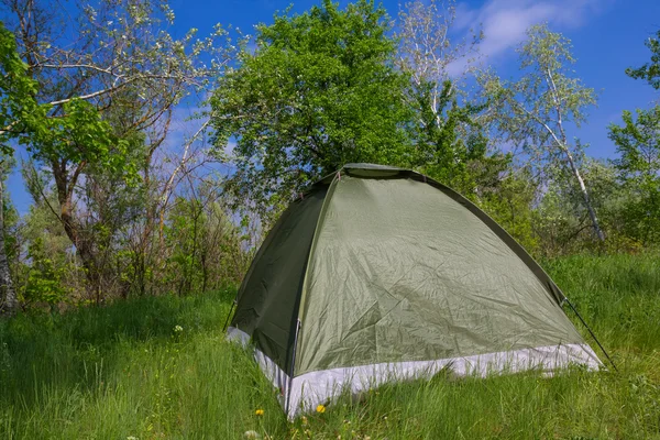 Tenda turistica in una foresta — Foto Stock