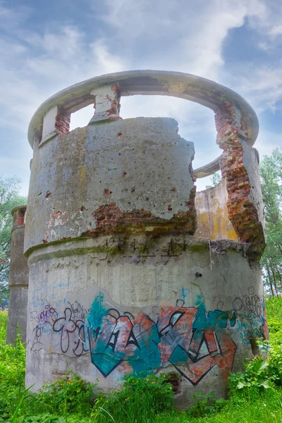 Oude ruïne in een park — Stockfoto