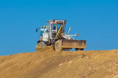 araç bir tepe üzerine inşa