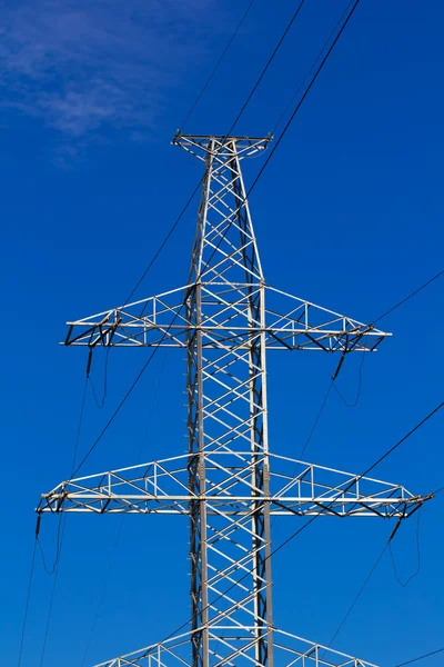 Mástil eléctrico sobre un fondo de cielo azul — Foto de Stock