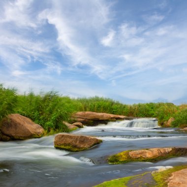 nehir bir taş arasında