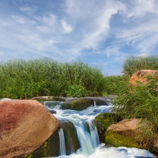Cascatas de água bonitas em um rio — Fotografia de Stock