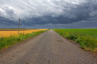 asfalt yolun altında yoğun bulutlar