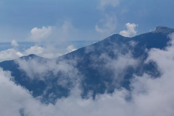 Cresta de montaña en una densa nube —  Fotos de Stock