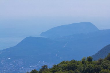 Yukarıda bir deniz mavi dağlar