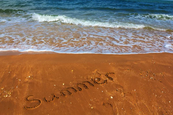 Sinal de verão em uma praia do mar — Fotografia de Stock