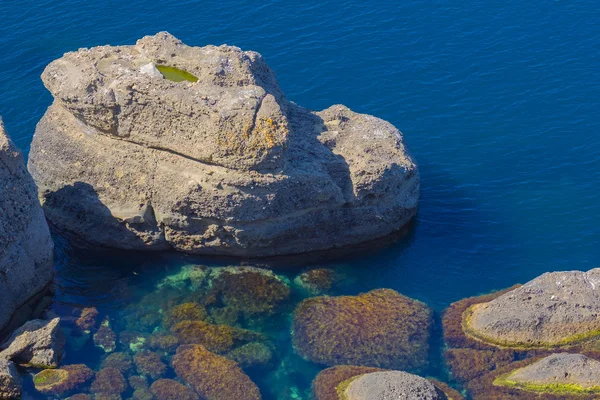 Steinige smaragdgrüne Meeresküste — Stockfoto