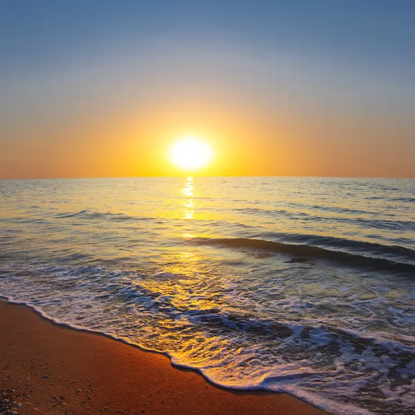 Sonnenuntergang an einer Meeresküste — Stockfoto