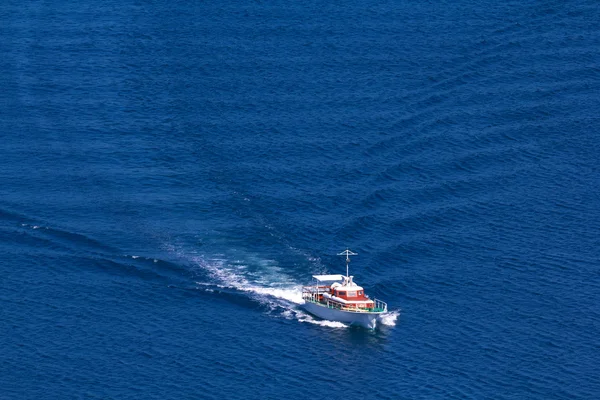 Катание на лодке по морю — стоковое фото