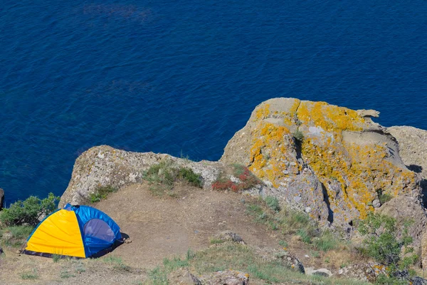 Namiot turystyczne nad morzem — Zdjęcie stockowe