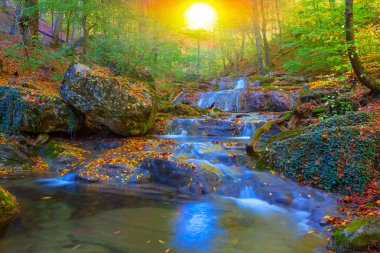 güneş ışınlarının dağ Kanyon Nehri