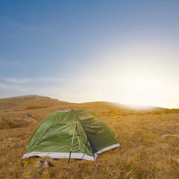 Acampamento turístico entre um campo — Fotografia de Stock