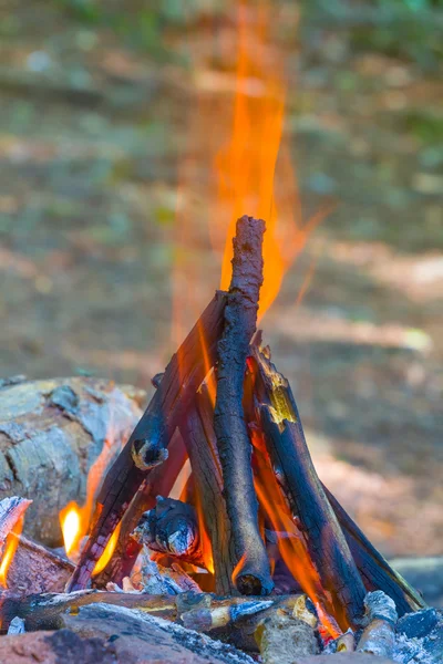 Primo piano fuoco turistico da campeggio — Foto Stock