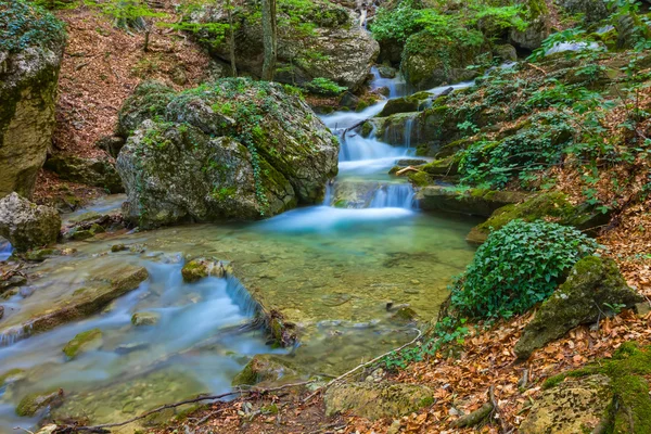 Râul într-un canion de munte — Fotografie, imagine de stoc