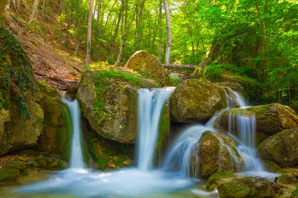 Vackra vattenfall i ett berg — Stockfoto